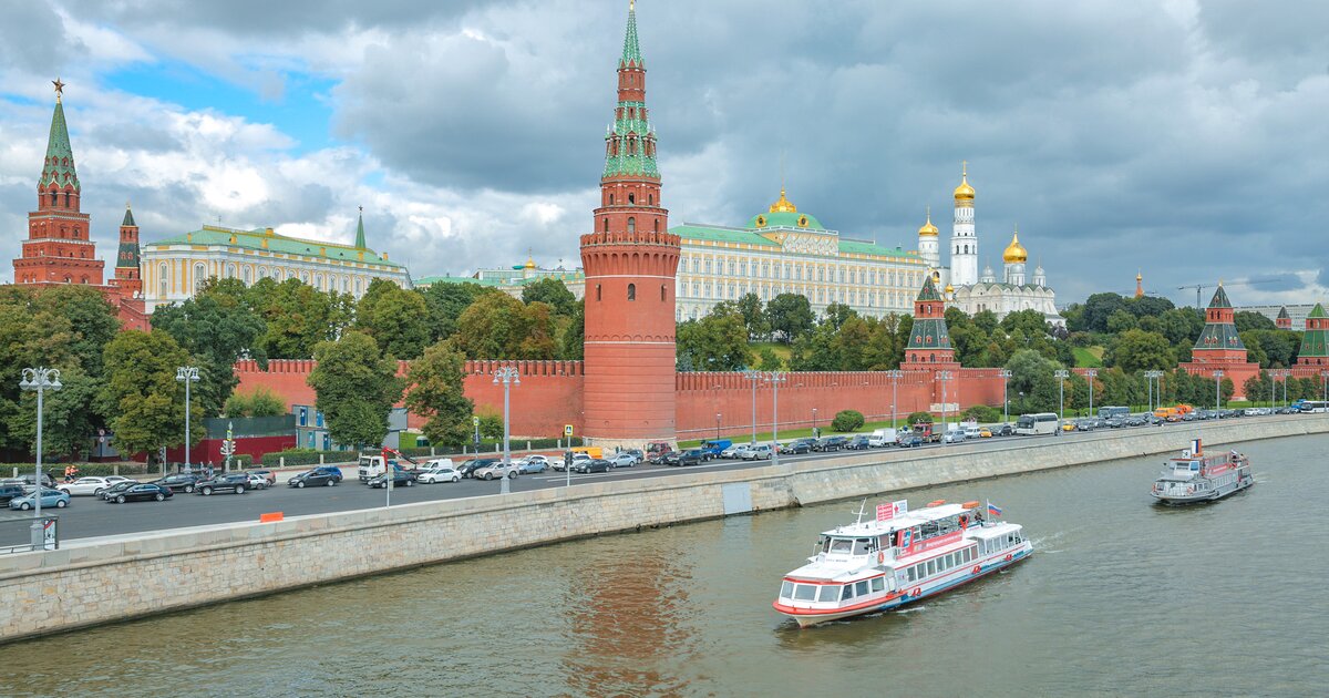 Столица родины регги 8 букв. Москва река Кремль. Москва летом. Москва столица. Достопримечательности Москвы Кремль.