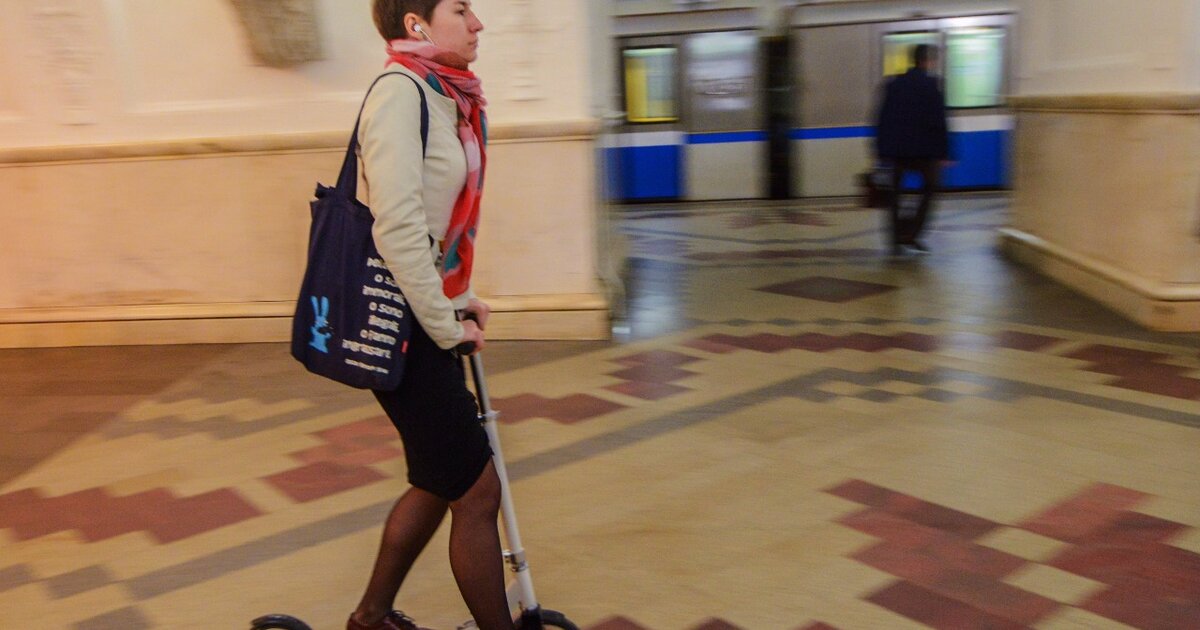 Электросамокат на эскалаторе. Самокаты в метро правила. Транспортировка самокатов. Электросамокаты в метро. Коляска с самокатом.