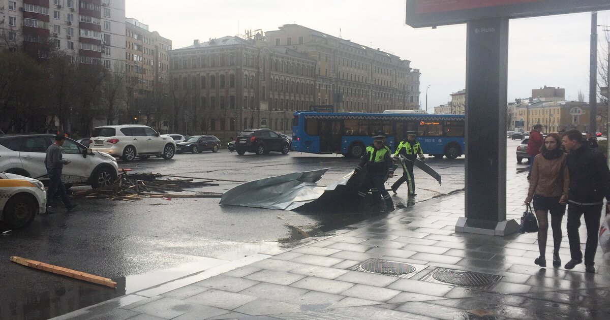 Ураган в москве вчера. Непогода в Москве. Ураган накрыл Москву. Ураган в Москве Сити. Апрельский ураган.