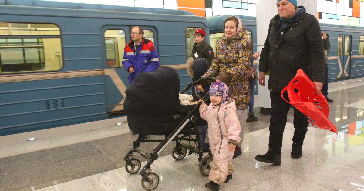 Метрополитен дети. Детская коляска в метро. Метро для детей. Дети в метро Москва. Московское метро для детей.