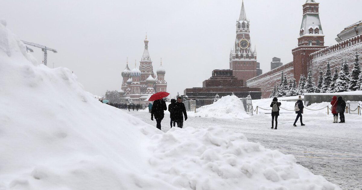Москва какой будет зима. Зима в Москве. Красная площадь в снегу. Снег в Москве. Снегопад на красной площади.
