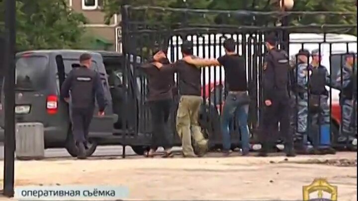 Нижний новгород атаковали. Напавшие на полицейских на Матвеевском рынке. Избили сотрудника полиции. Полиция патруль 2024 Армения. Двое полицейских избили хулиганов патруль.