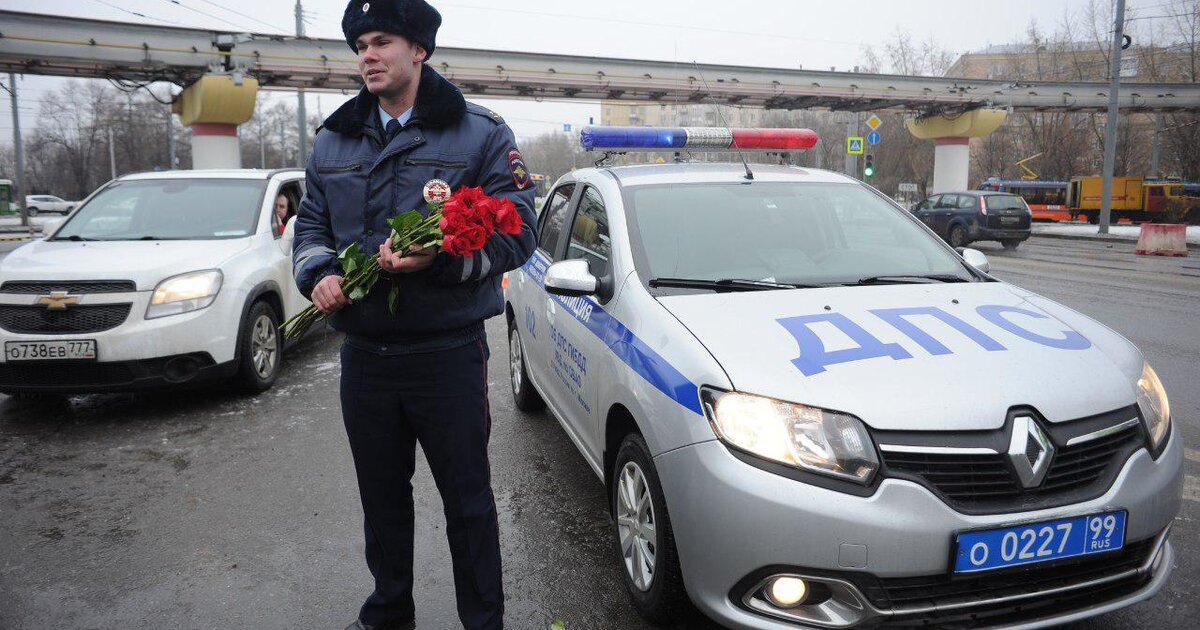 Подарок ГИБДД. Гаишники дарят цветы в Москве. Гибдд дарит цветы