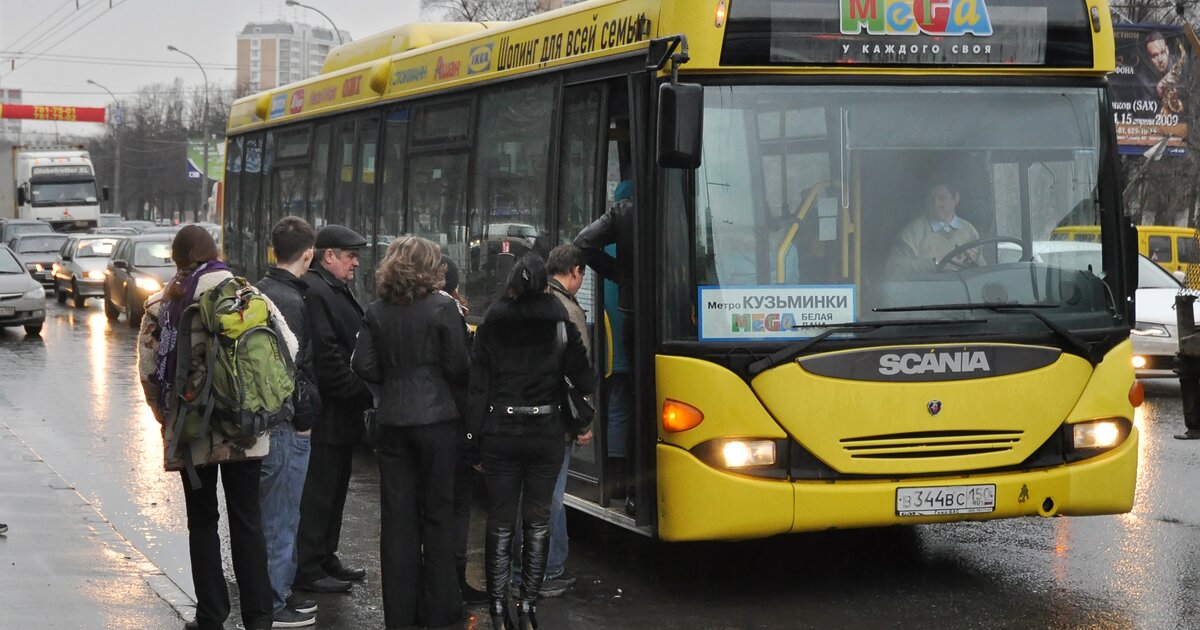 Мега общественный транспорт. Автобус мега. Автобус мега Новосибирск. Автобусы ТЦ мега. Желтый автобус мега.