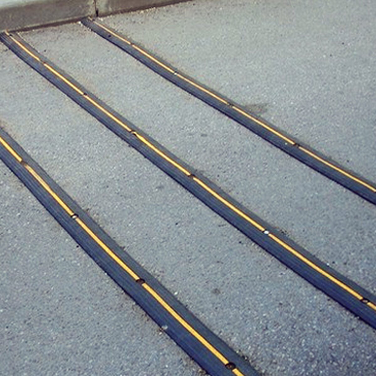 Дорожная разметка на бетонных блоках - 90 фото