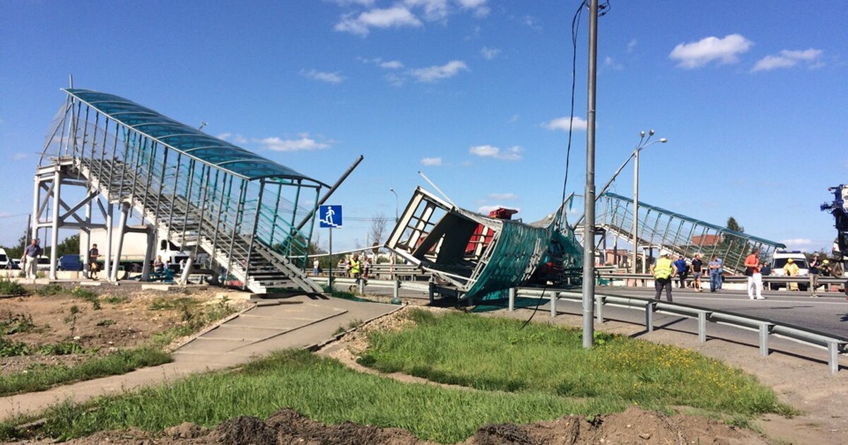 Обрушение пешеходного моста в пушкино. Пешеходный мост пушкино. Ярославское шоссе 33 км. Снесли мост на ярославском шоссе. Самосвал снес пешеходный мост.