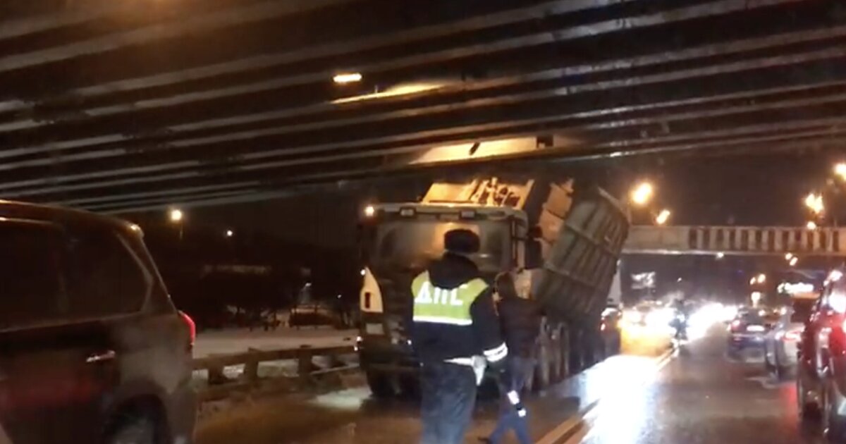автобус под мостом глупости. щелковский автовокзал под эстакадой. авария автобуса в фрунзенском районе. мосты глупости в сша. севастополь троллейбус перегородил.