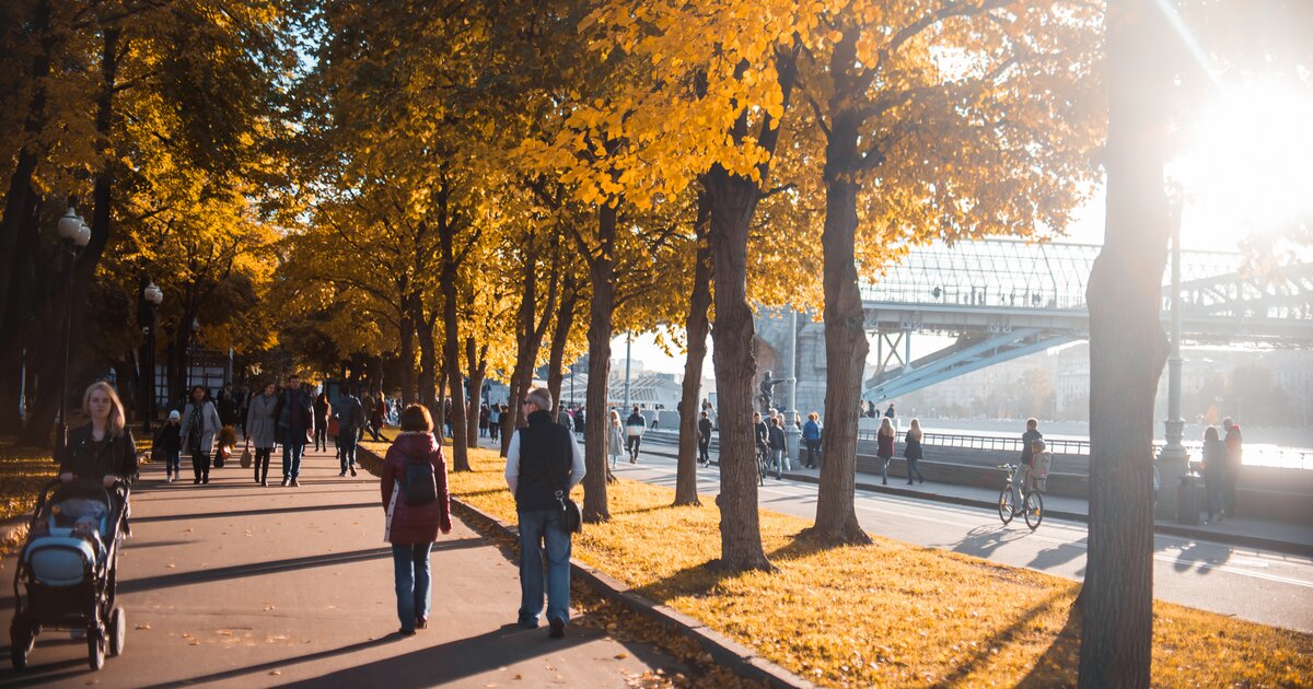 Будут в москве в сентябре. Храм христа спасителя осенью. Теплая погода. Москва в сентябре. Осень в москве.