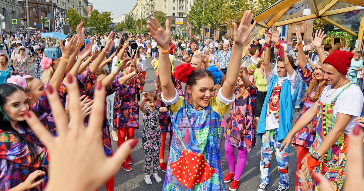 Как проходит праздник в москве. Как празднуют день города в Москве как празднуют. Гуляния на Арбате Челябинск.