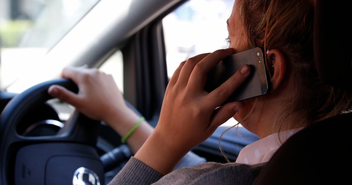 Почему женщины разговаривают по телефону за рулем