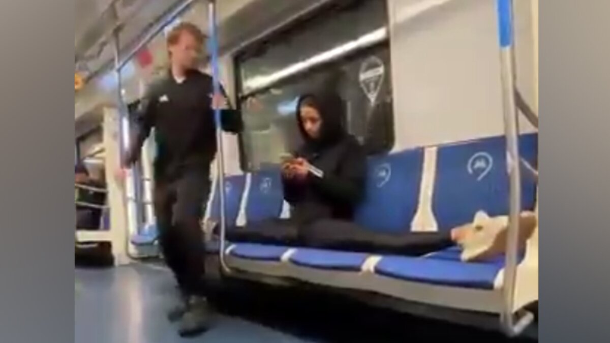 Мужчина сидит раздвинув ноги. Человек с широко расставленными ногами. Мужчина с широко расставленными ногами в поезде Мем. Почему мужчины раздвигают ноги в метро.