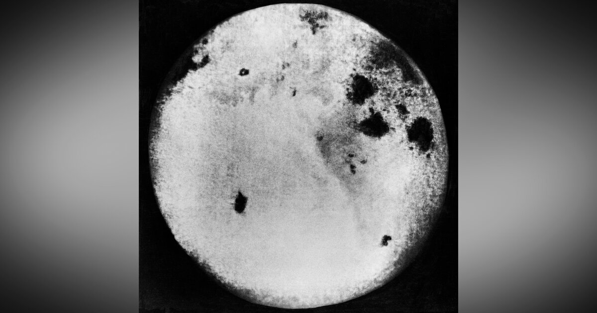 Первый снимок обратной стороны луны. Обратная сторона Луны 1959. Снимок обратной стороны Луны 1959. Снимки Луны в 1959 году. Фото обратной стороны Луны 1959.