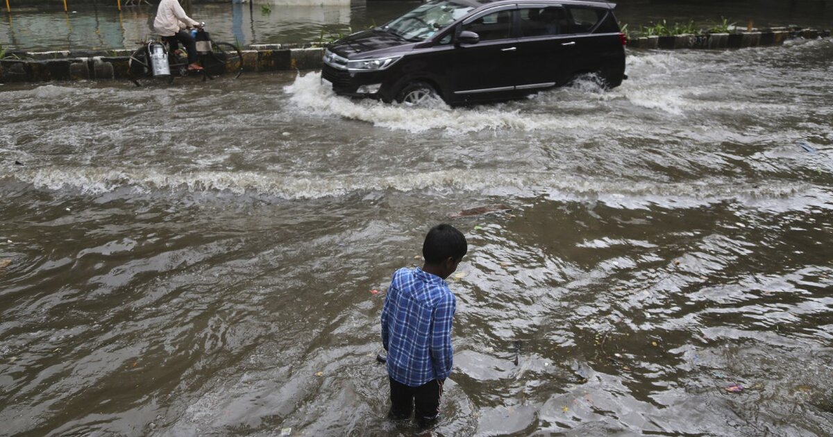 Наводнение в Индии. Стихийные бедствия в Индии. Наводнение в Индии сейчас. Сильный дождь причина ЧС. Дождь без причины геншин