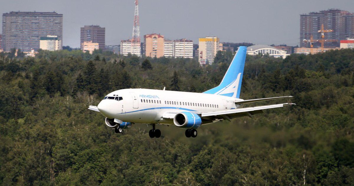 Тбилиси ереван авиабилеты. Боинг 737 Ереван. Boeing 737 Armenia Aircompany. Рейс Ереван Тбилиси. Ереван с самолета.