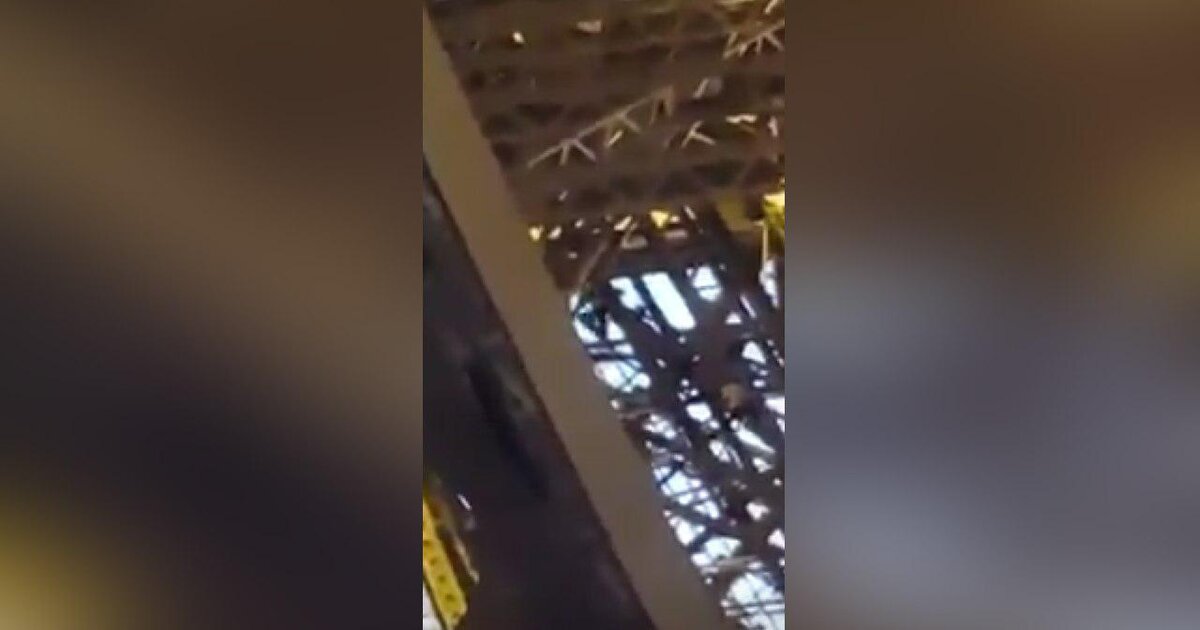 Эльфивая башня в париже. Архитектор эйфель. Эйфель башня 2021. Молния попала в эйфелеву башню. Пожар на эльфевой башне 2024.