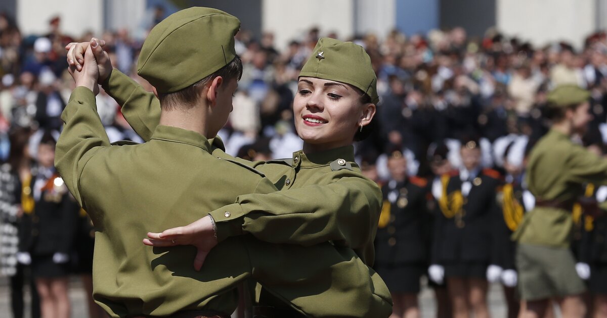 Танец день победы видео. Вальс Победы. Военная форма для танца. Военные танцуют. Солдаты танцуют.