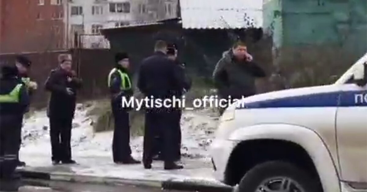 Нападение на полицейских мытищи. Кататься на велосипеде. В мытищах напали на мужчину. Нападении на мужчину в новой москве. Появилось видео нападения мужчин с ножами на водителя такси.