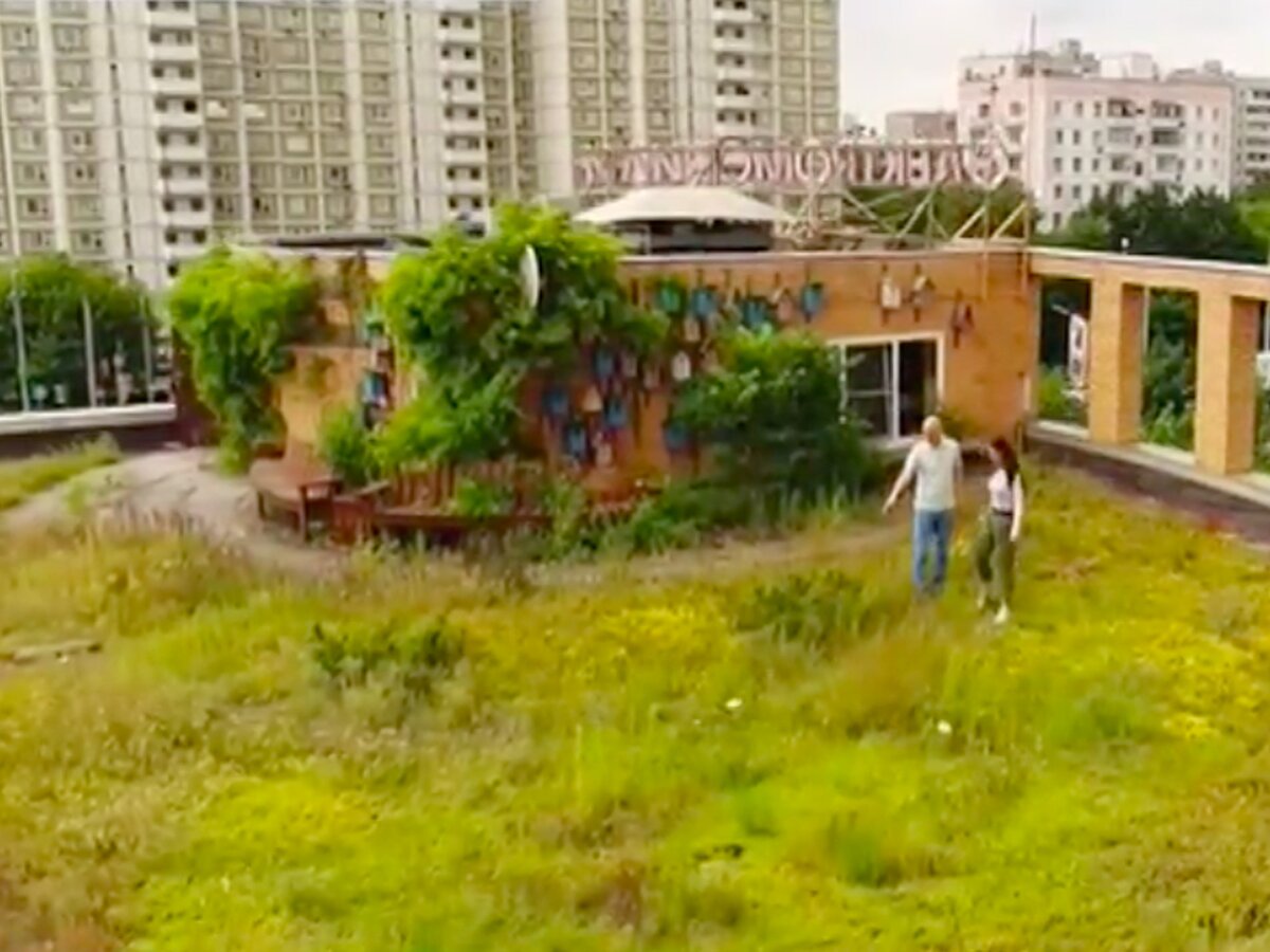 Зачем красные огни на крышах домов