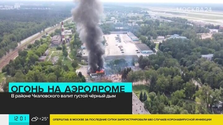 Пожар на самолетной екатеринбург. Многоквартирных дом горит в щелково. Пожар в районе аэропорта. Черный дым в москве сегодня. Сгорел завод кама.