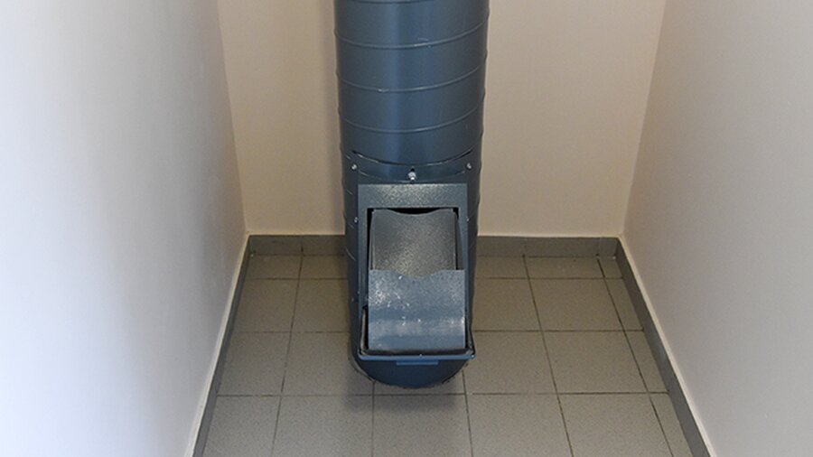 Мусоропровод в квартире. Мусоропроводы москва. Мусоропровод. Мусоропроводы в жилых домах. Мусоропровод в мкд.