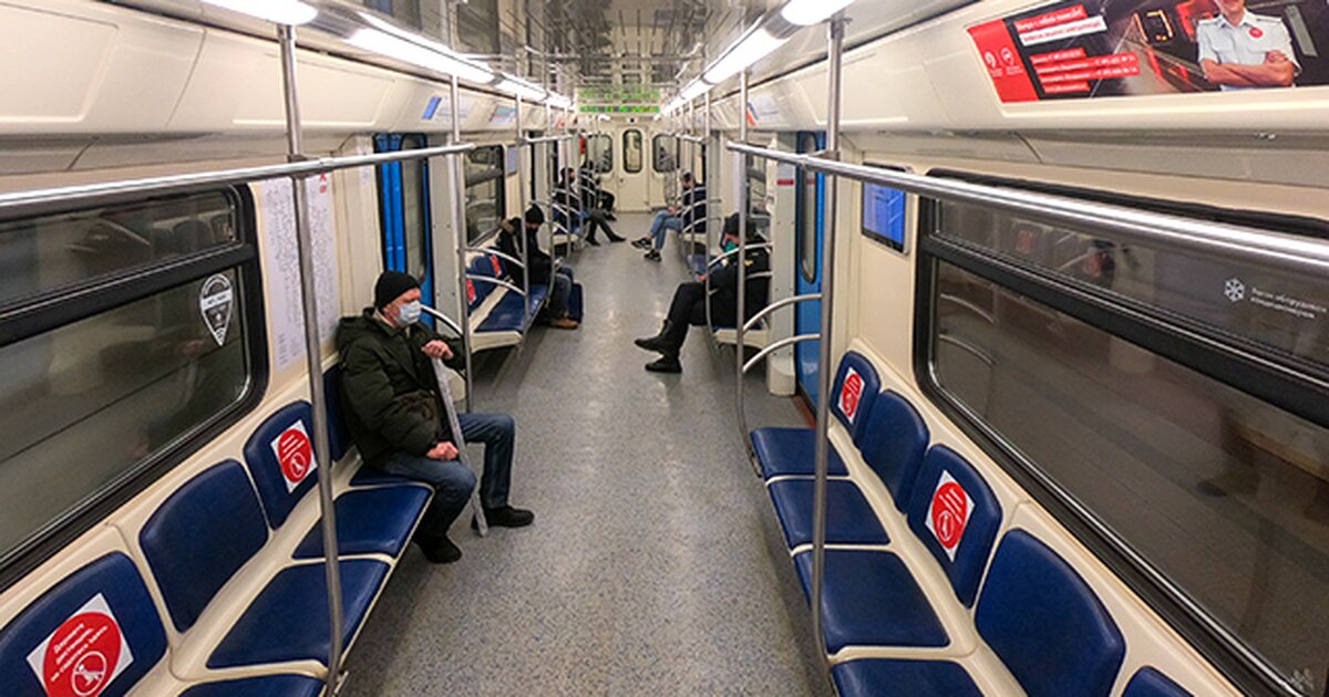 Станция метро дунайская спб. Метро питер дунайская. Люди в московском метро. Следить за метро. Станция метро удельная в питере.