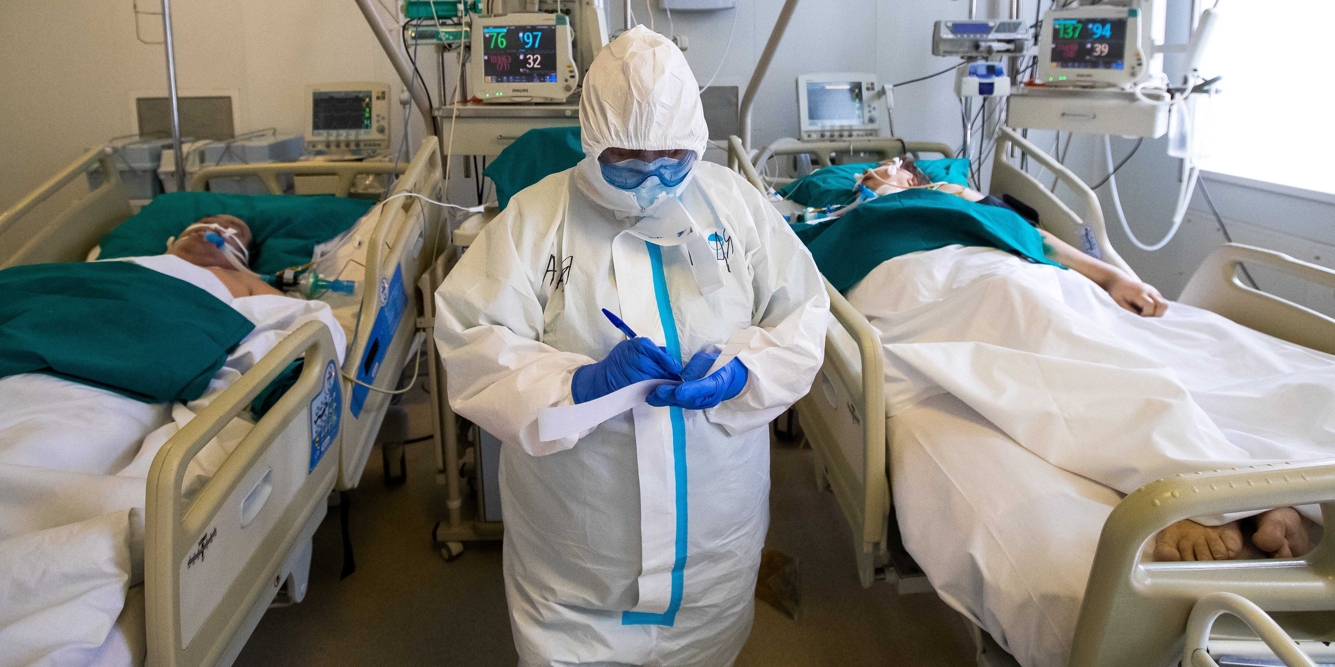 Пациент в кровати. Дыхательная недостаточность пациент. В больнице под кислородом. Тяжелобольной. Пациент с инсультом.