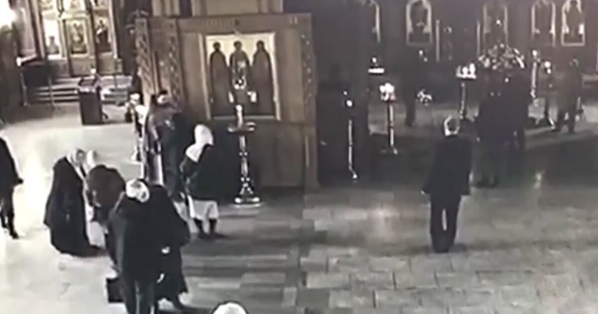 Нападение на церковь. Кадры фото 16 мм в храме. Нападения на православных священников на Украине.