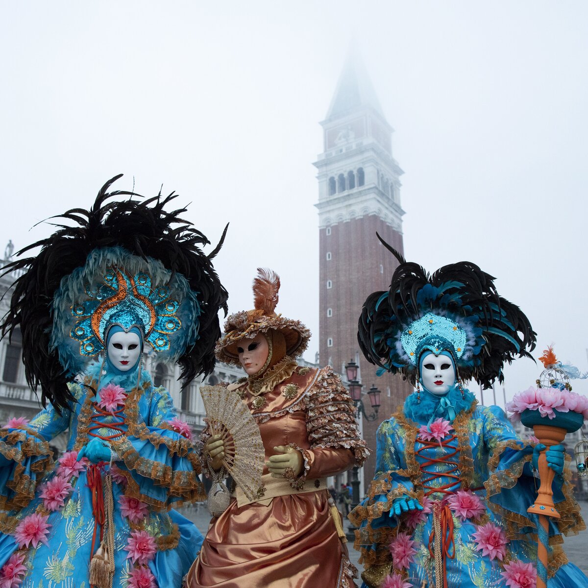 Маска начало во сколько сегодня. Венецкий карнавал в Италии. Венецианский карнавал - Венеция, Италия. Венецианский маскарад 2022. Карнавал на площади Сан Марко Венеция.