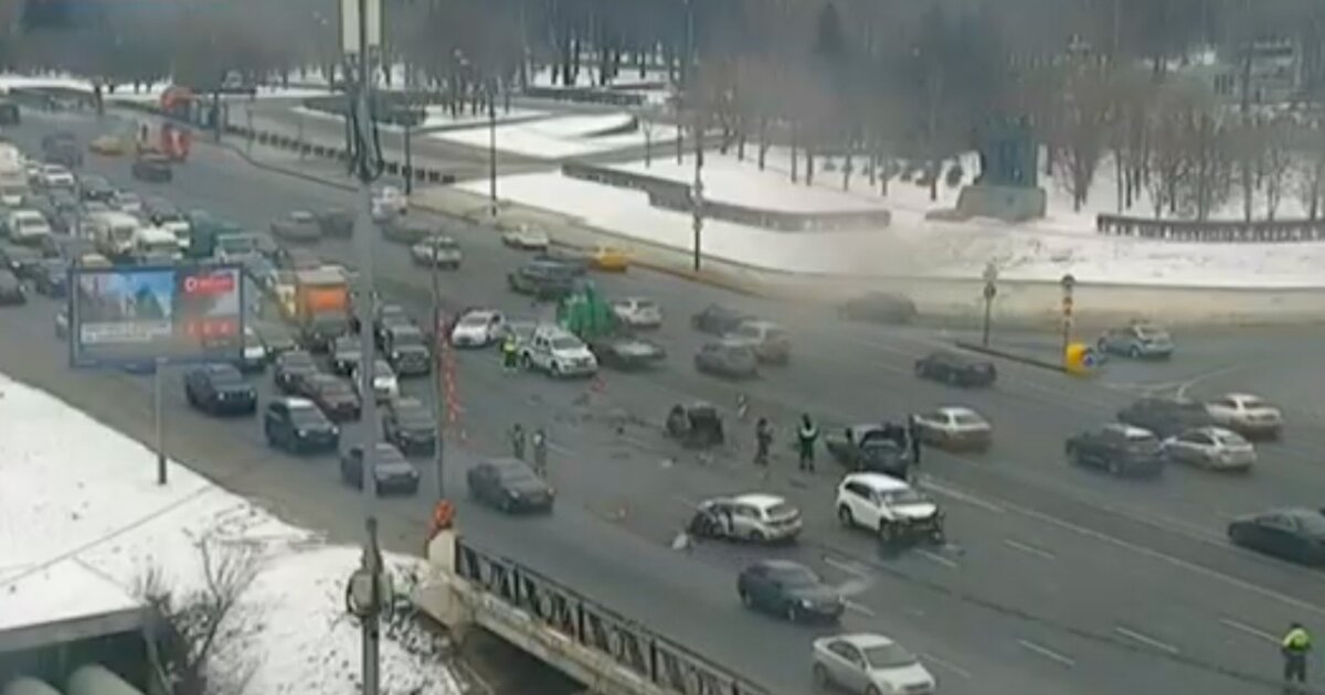 авария на кутузовском проспекте 6 февраля 2020 году в москве. почему перекрыли кутузовский проспект сейчас. на кутузовском проспекте горит феррари. Amg gt на кутузовском авария. смог в москве.