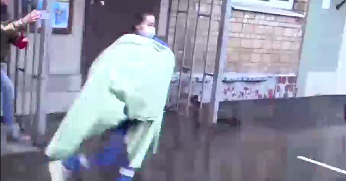 Улица из окна. Мать выкинула ребенка с 11 этажа. Девочка вылетела из окна. Мать выкинула ребенка из окна. Косенко кинул ребенка.