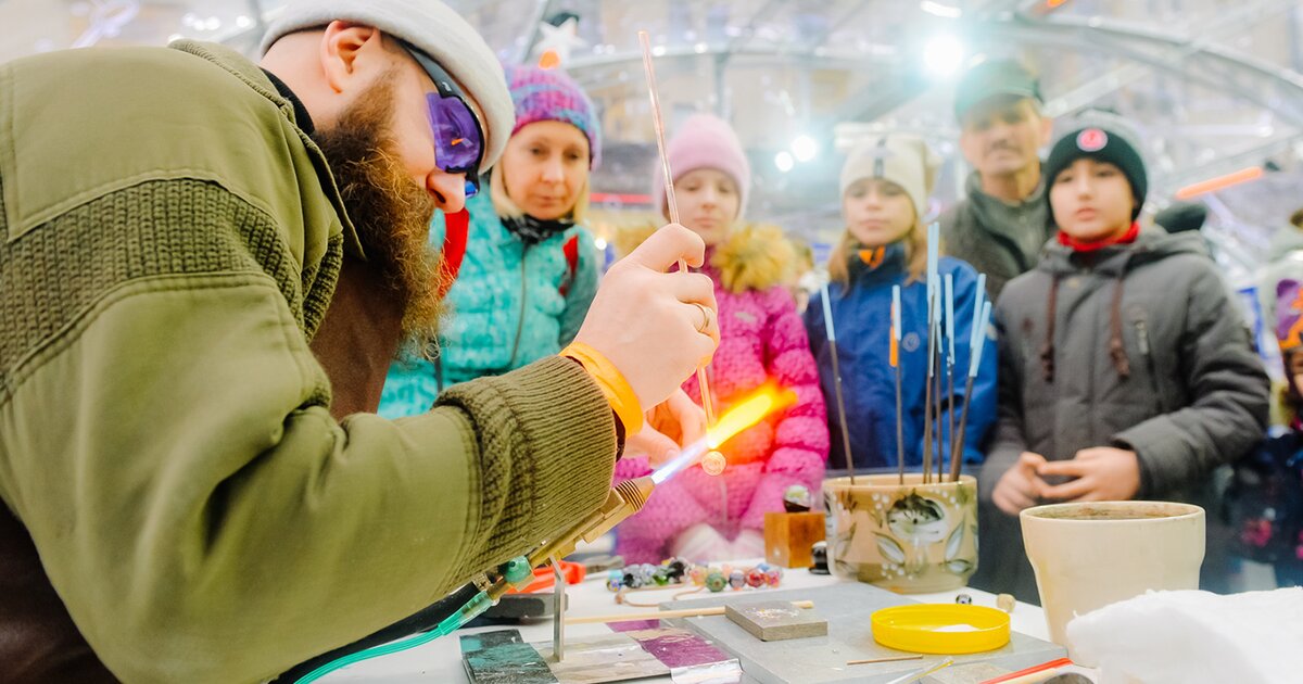 Фотосессия на мастер классе по рисованию. Куда сходить на мастер класс. Творческий мастер класс. Флюид арт мастер класс. Куда сходить на мастер класс.