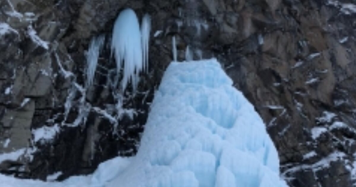 Водопад сосулька Камчатка. Сосульки на Камчатке. Камчатка глыбы льда. Обрушение льда Камчатка.