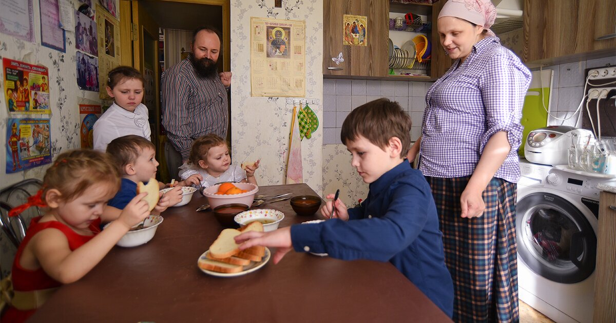 Многодетная семья что изменилось. Многодетная семья. Многодетная семья в России. Многодетные малообеспеченные семьи. Бедная многодетная семья.