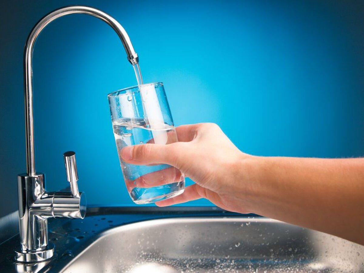 Пить фильтрованную воду. Питьевая вода. Чистая вода. Кран с водой. Кран для питьевой воды.