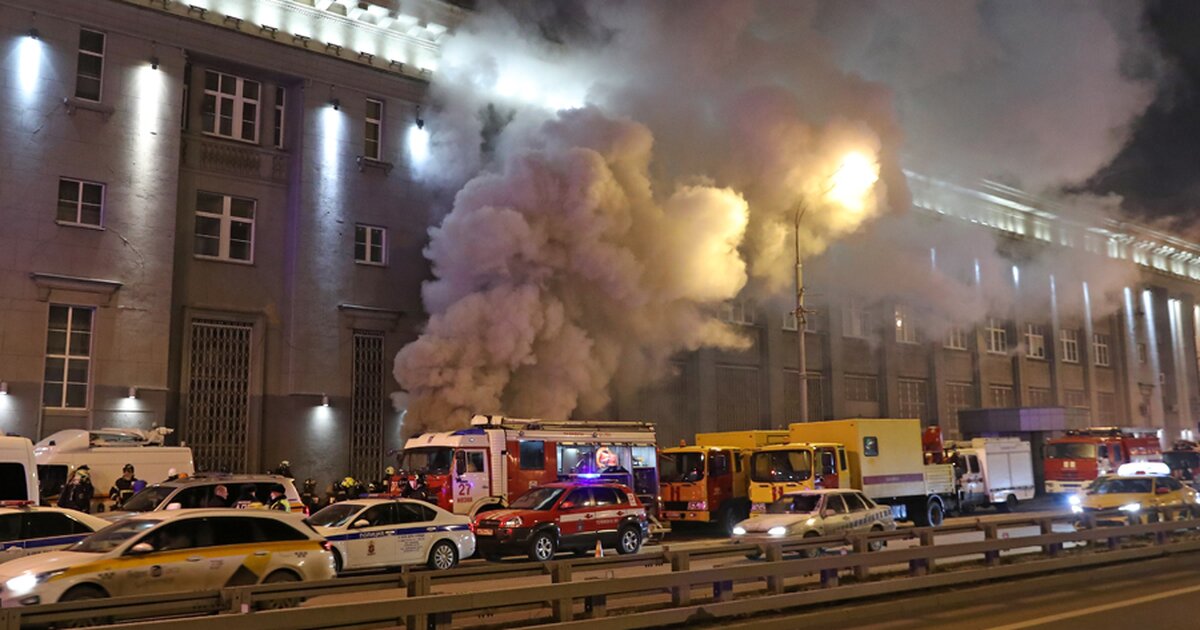 горящий многоэтажный дом. пожар в москве на ленинградском шоссе. пожар в отрадном. пожар в москве вчера на севере москвы. пожар в москве сегодня на севере.
