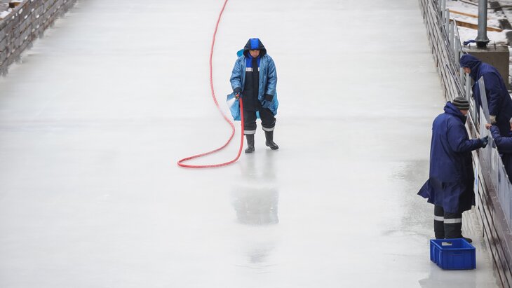 В Москве началась заливка катков с естественным льдом – Москва 24, 14. ...