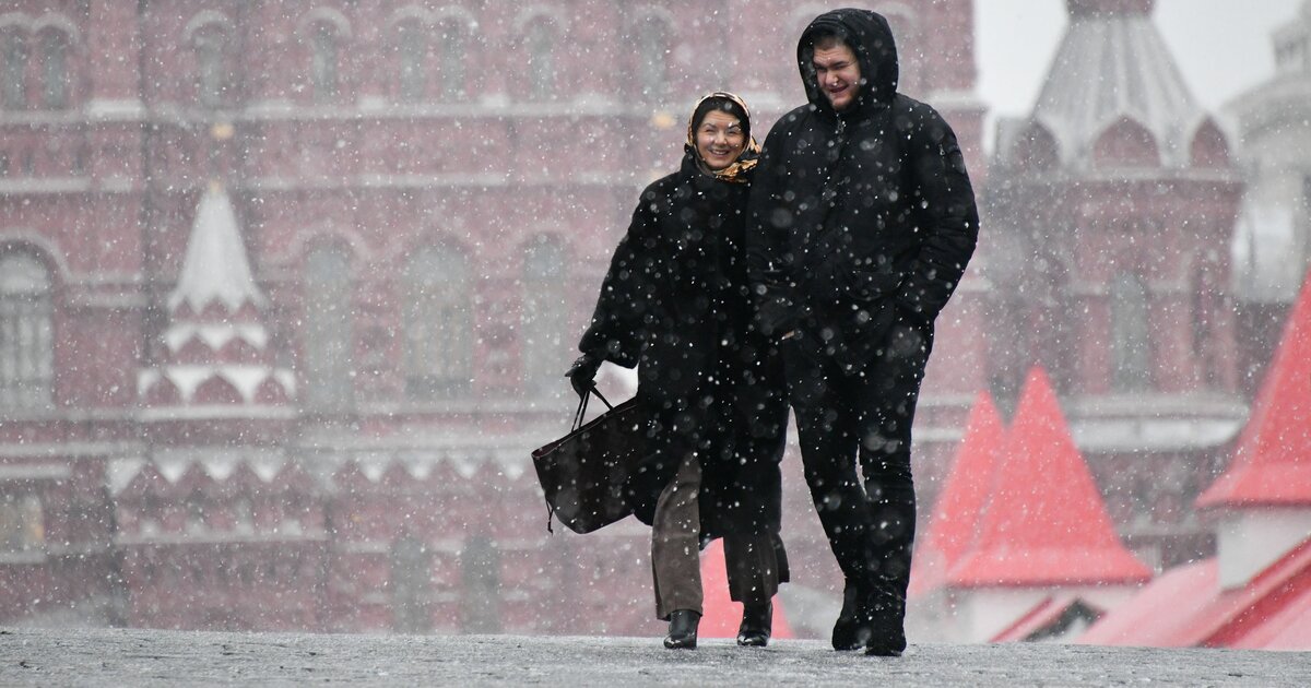 Ветер в москве сегодня когда закончится. Метель в городе. Метель в Москве. Снегопад фото. Снег в Москве.