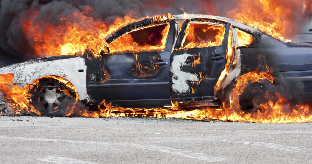 Сколько стоит сгоревший. Возгорание машин на трассах. Что может привести к пожару в машине видео.