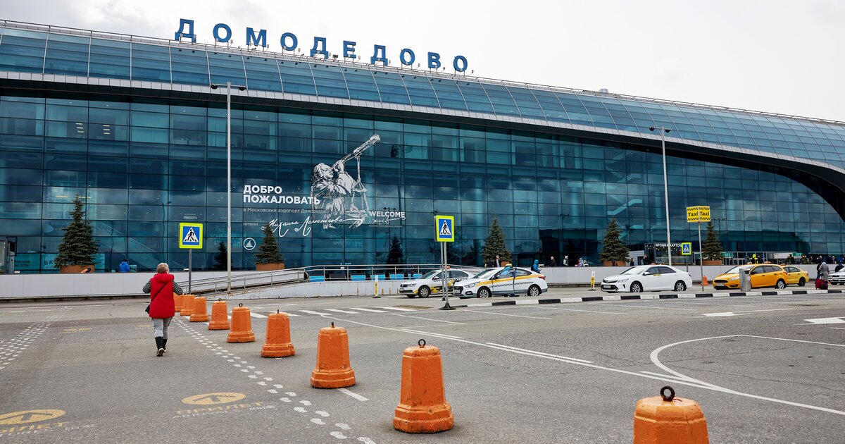 Аэропорт домодедово и внуково. Займет в домодедово. Взлетная полоса домодедово. Домодедово 2007 год внутри. Аэропорт домодедово 1990.
