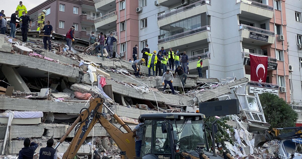 Землетрясение в измире. Землетрясение в Турции 2023. Землетрясение в Измире 2020. Турция рухнул дом.