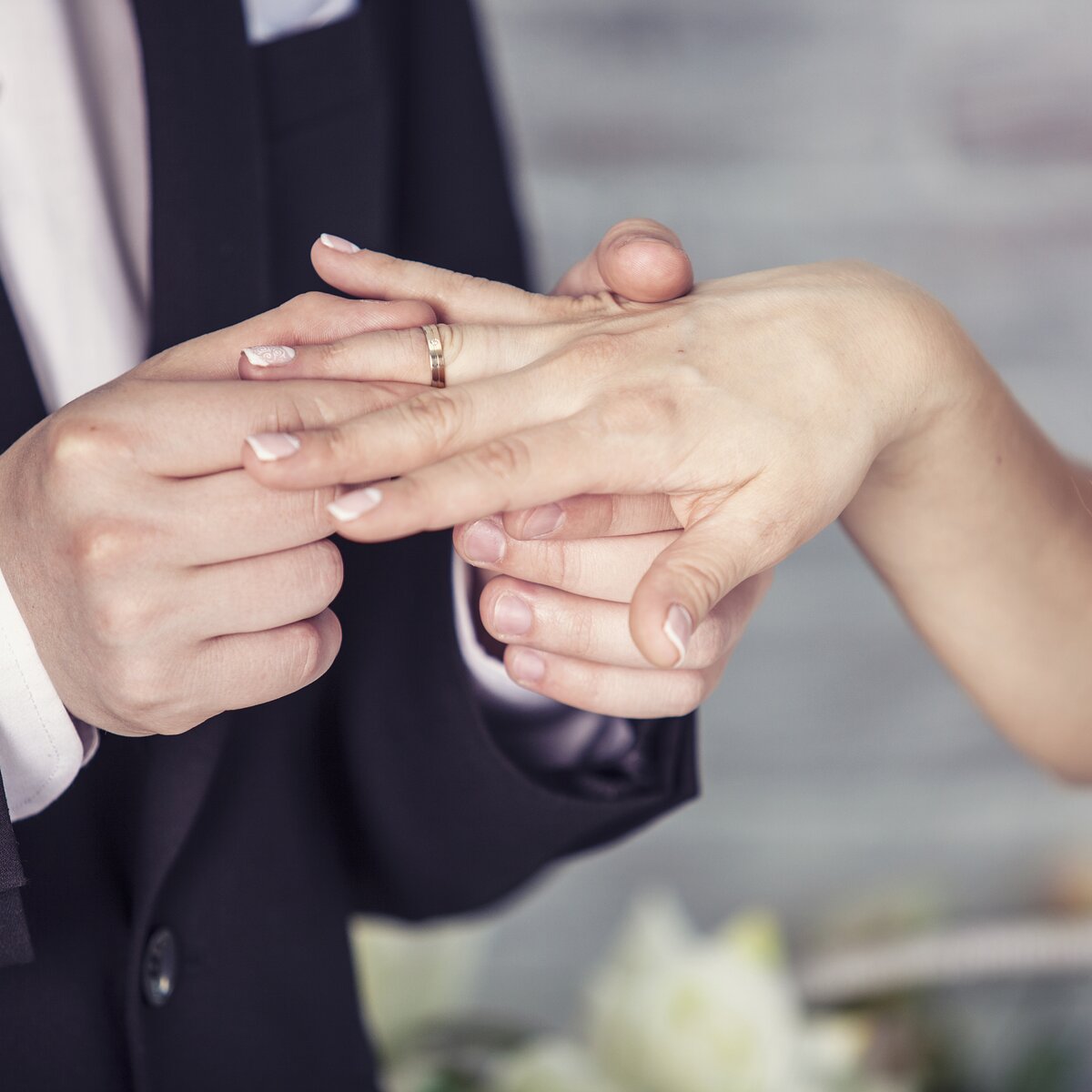 Брачная неделя. Жених надевает кольцо невесте. Надевает кольцо на палец. Надевает кольцо на палец свадьба. Свадебные кольца на руках.