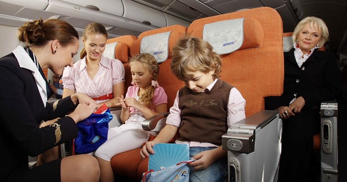 Льготы на самолет детям. Ребенок пассажир. Родители с детьми в самолете. Пассажиры с детьми в самолете. Самолет для детей.