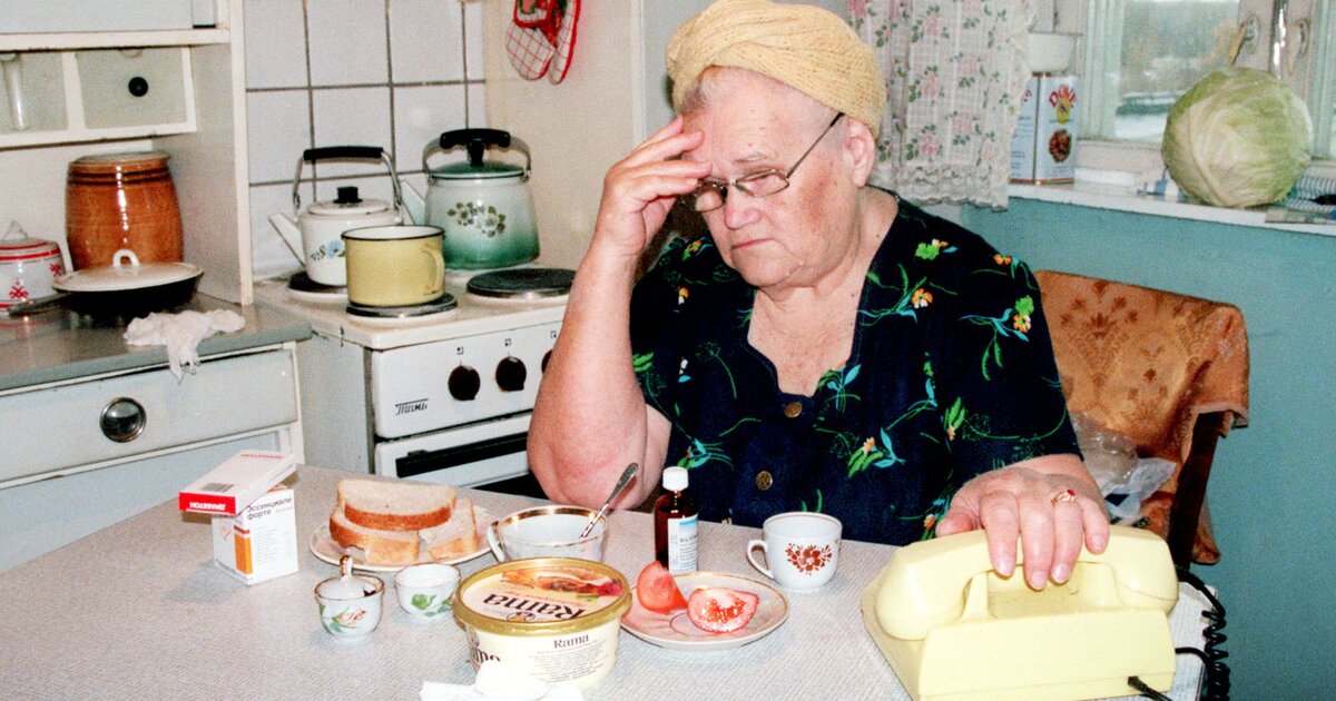 Пожилые на кухне. Бабушка готовит. Бабка на кухне. Бабушка на кухне. Бабушка готовит.