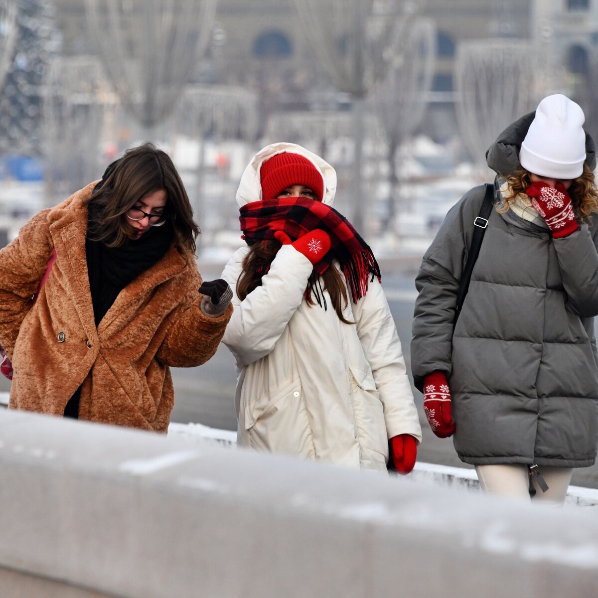 Похолодание передают. Холодная зима. Холодно в Москве. Похолодание в Москве. Морозы в Москве.