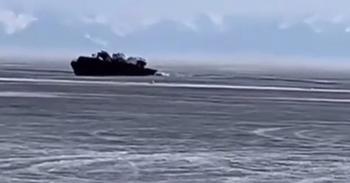 Провалившийся автомобиль на байкале. Лед байкала. Провалились под лед на байкале 2011. Лед байкала сарма. Машина провалилась под лед на байкале.