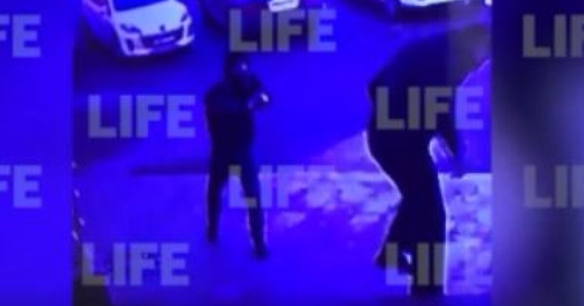 Мужчина выстрелил в себя в машине. Охранники из казино перестрелка в Москве 2017. Стрельба в ТЦ Москва 2017 год.