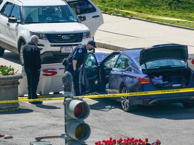 Водитель протаранившей КПП у Капитолия в США машины скончался – СМИ