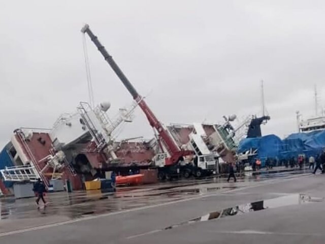 Два работника получили травмы при опрокидывании судна в Ленинградской области