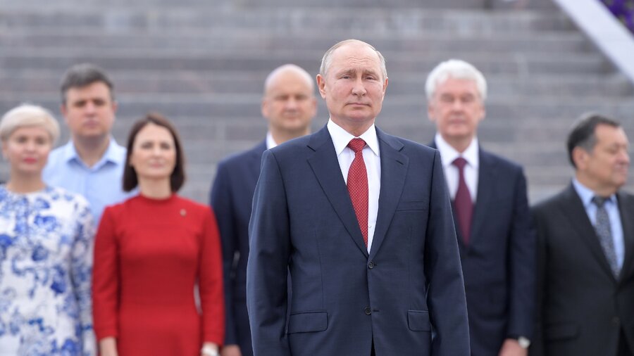 Путин принял участие в церемонии поднятия флага РФ на Поклонной горе в Москве - Vimarsana News