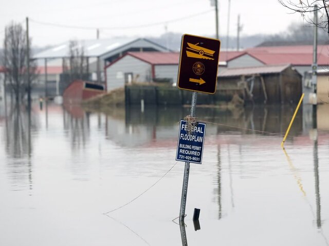 Число жертв наводнения в США достигло 17, более 40 пропали без вести